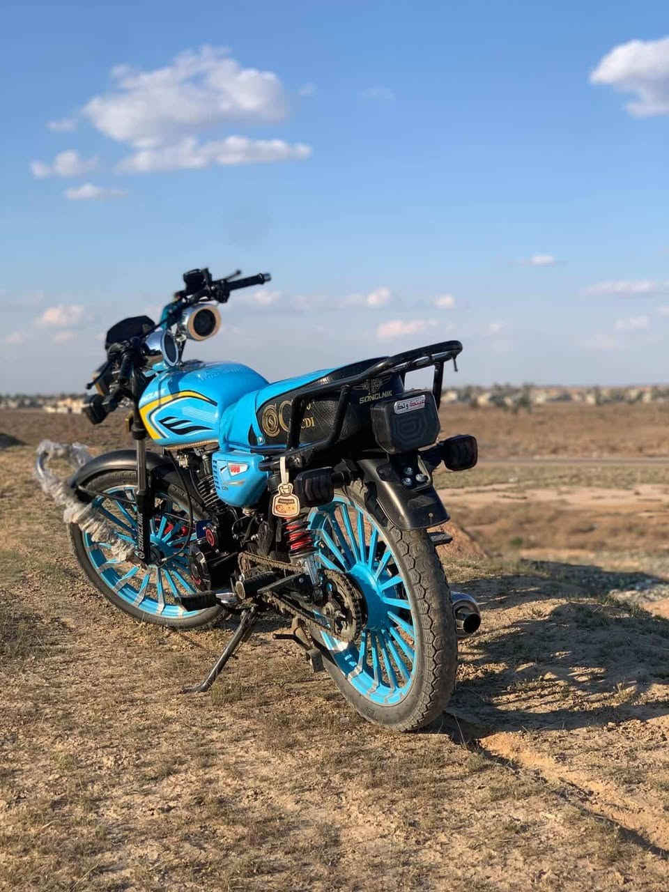 سلام عليكم 
دراجه سونك موديل 25جديه صار شهرين من طالع من الوكاله ماشيه شي قليل دراجه محرك 200cc
مناقصها شي كله شغال تركب وتطلع سعرها 850
نتصال ***********
