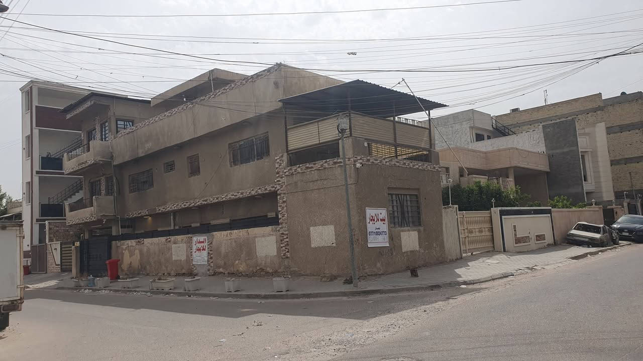 دار متكون من ثلاث طوابق مساحة الدار 115.5 الواجهة ٢٠ متكون من خمس غرف نوم حمامات عدد ٢ ومطبخين وبيتونة وكراج للسيارة عنوان الدار الاعظمية شارع الضباط فرع صيدليه المثلث او فرع متوسطة الإقلام الذهبية  
*********** للإستفسار
