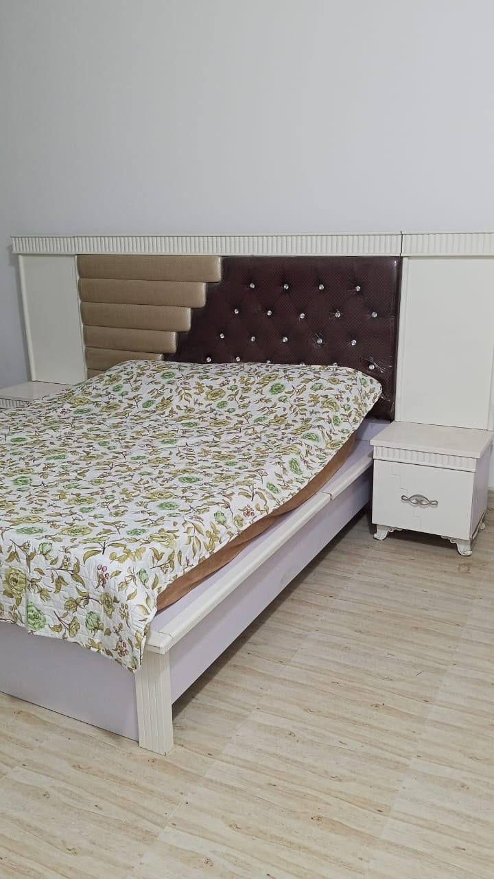 غرفة تركية للبيع 
الغرفة مكونة من 8 قطع 
غرفة ثقيلة بلون أبيض مطعم بالأسود 
الغرفة نظيفة خالية من العيوب مثل ماتشوفون بالصور 

مكاننا كربلاء حي الوفاء قرب اسواق المعالي 
السعر 350 الف 
***********
