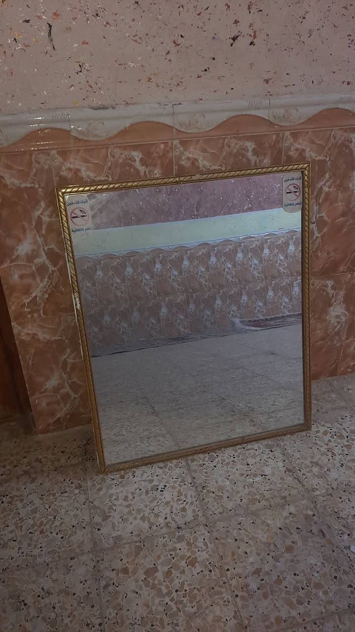 كرسي حلاقه زائد مرايه سعرهن ١٤٠وبيهن مجال حك الجيه خابر ويك خير وتدلل ***********بيه وتساب
