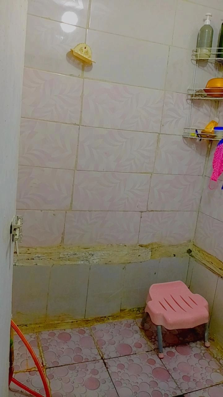 دار للبيع بالرشدية مساحته 60متر وسعر 25وبي مجال ستقبال+صالة+مطبخ+غرفه +صحيات+منور+ سند 25قرار محكمة باسمي رقم الهاتف=***********
