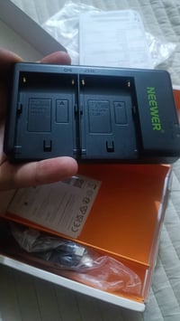 شاحن بطاريات • NP-F550 • NEEWER