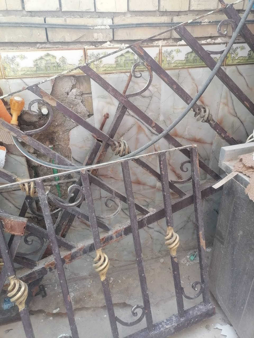 السلام عليكم محجر درج كامل 5قطع ثقيل سعره 200المكان الشهداء الثالثة العبيدي ***********
