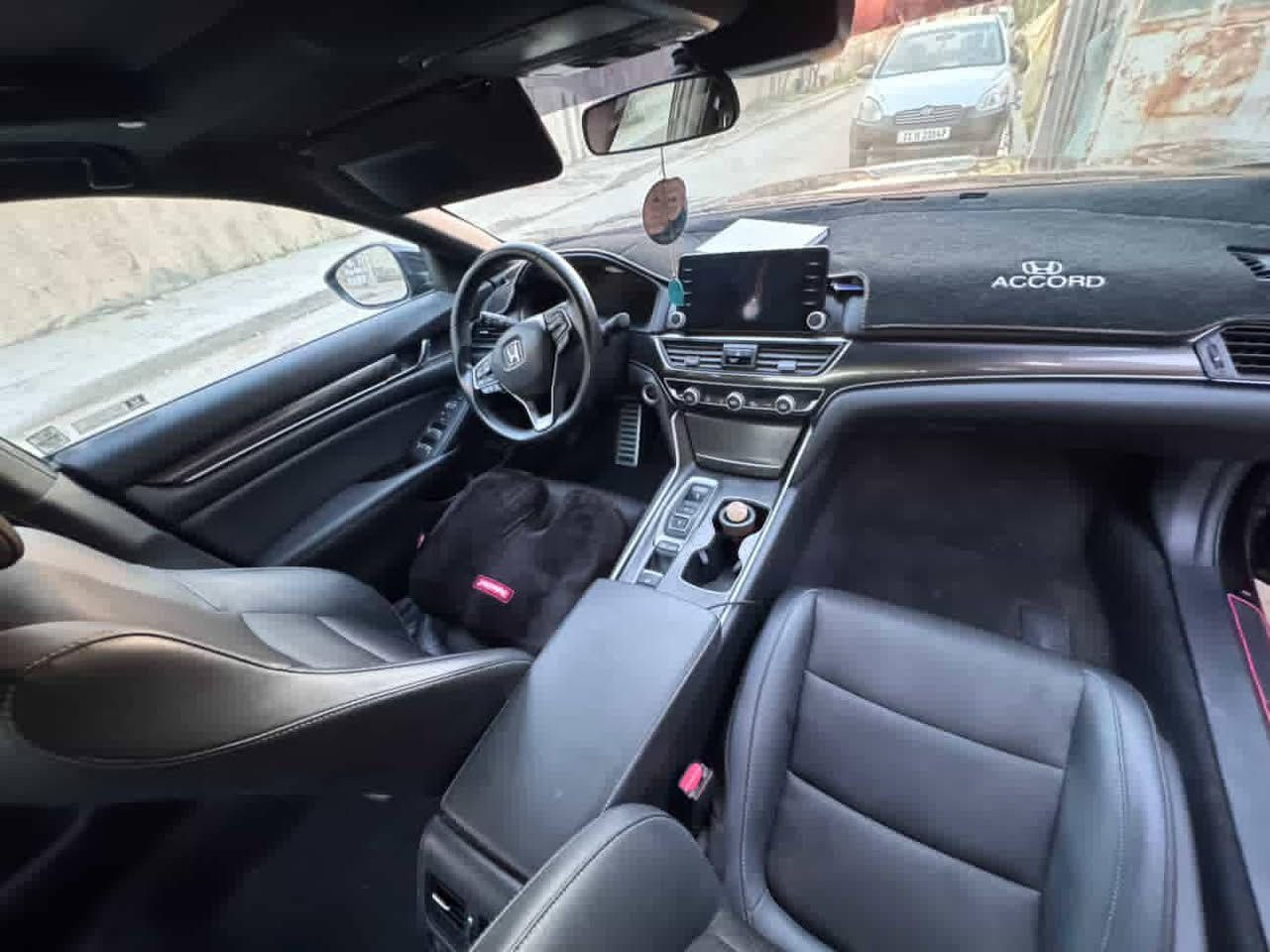 السلام عليكم للبيع هوندا اكورد ٢٢ ماشية ٦٩ كيلو 
محرك ٢٠٠٠ تيربو 
كير at عشر نمر 
فتحه 
كشنات امامية تدفئة 
شفتات ستيرن 
رادار امام ورادار مري قيادة ذاتيه تحديد مسار اوتو هولد 
شاشة ابل كار واندرويد واير ليس 
شاحن واير ليس 
٣ مودات قيادة 
٢٦٨ هورس باور 
حادثها باب وجاملغ خلف السايق وبدايه البنيد بارد فقط 
الايرباكات طاكه ممرجعه

مكان السياره الحريه او المنصور 

الاستفسار اتصل 
***********
