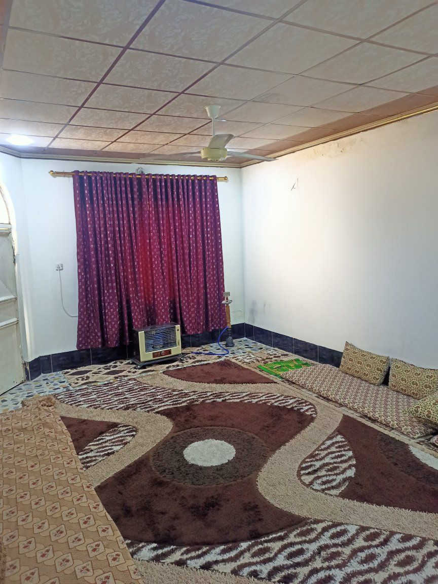 السلام عليكم بيت طابق ارضي للايجار حي الانتصار  مساحة ٢٢٠ متر مكون من غرفتين نوم+هول+استقبال+مطبخ+صحيات داخليه وخارجيه+كراج واسع سعر ٣٠٠ الف مطلوب عائلة صغيره والافضل يكون موظف
للاستفسار الاتصال بالرقم ***********
