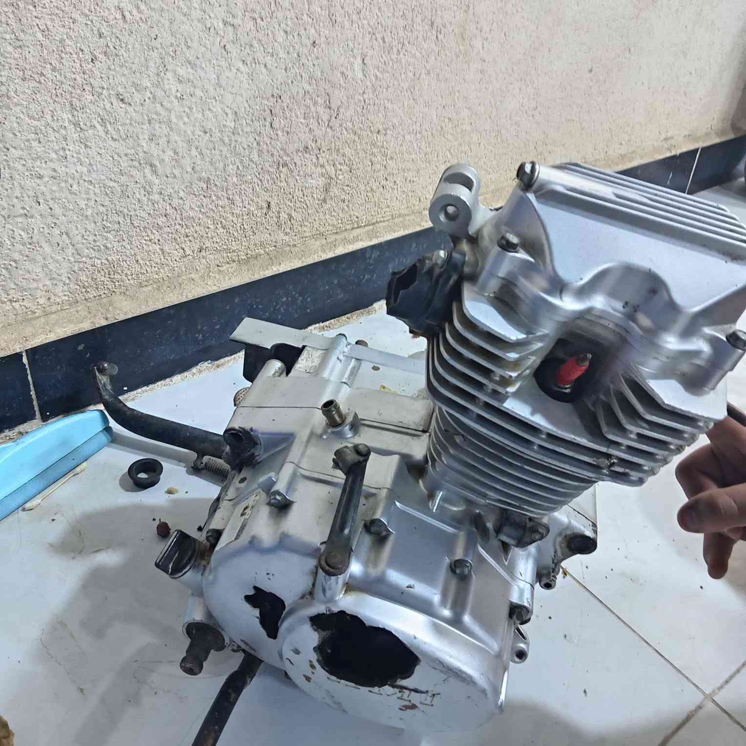 سلام عليكم محرك للبيع شغال مابيه أي شي بس قبق كلجات ***********
