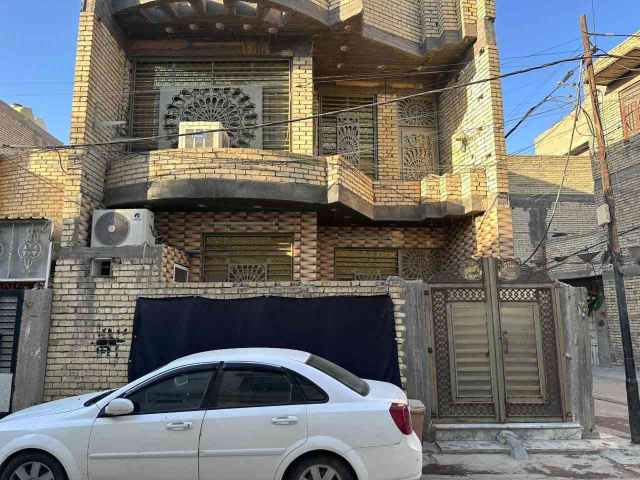 السلام عليكم بيت في منطقة الحبيبية بالقرب من ساحة الحمزه الكائن في فرع مستشفى الولادة واقع حال 90 متر علماً هو حوالي97 متر 
طابقين كامل مكمل من صحيات وكهرباء وماء بناء حديث 
للاستفسار الاتصال على الرقم 
***********
