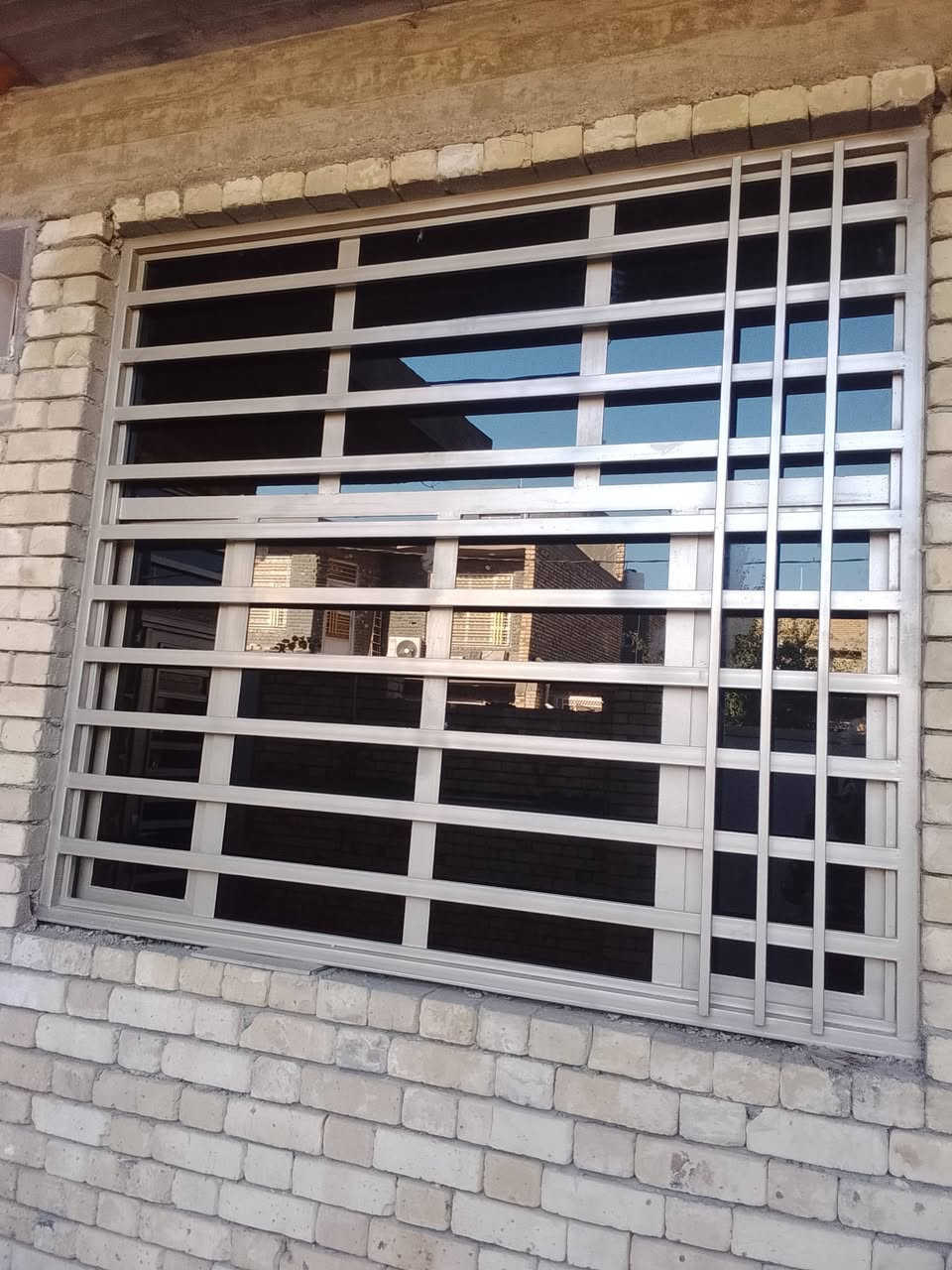 سلام عليكم عمل الزجاج كافه الديكورات والألوان 4ملم 6ملم أسعار مناسبة  معجون سوري وسلكون اصلي ضمان الجوده عالية تصال على *********** ابو حسين العيساوي بل خدمة
