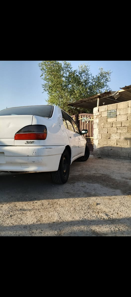 السلام عليكم بيجو 306لببع  سياره بسمي مشروع وطني   سنويه 31جديده وسياره مكفوله  ضربه صبغ تبديل  بس بيه طخه يم بك لايت موضح بالصورة   سياره جاهزه اي.    سياره بلاده اي جطل ما بيها بكان سياره بسمابه سعر 53 بيها مجال استفسار رقم الهاتف ***********
