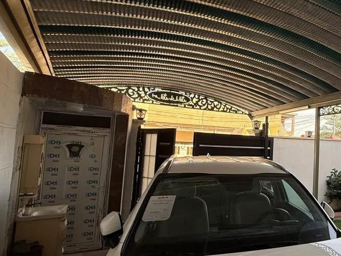 بسم الله وعلى بركة الله دار للبيع طابقين مسلح درجة اولى في الرمادي - الجمعية - قرب جامع اولي العزم مرقم بلديه مفوض للطابو المساحة 361 متر الوجه 16.5 متر الشارع 10 متر مبلط وخدمات كاملة . الدار درجة اولى سنة البناء 2022 * الطابق الاول يحتوي:  كلدور وديوانية كبيرة وصالتين وغرفتين نوم كبيرة ومطبخ حار وبارد ومجمع صحيات داخل وخارج وترك حرف L ومناور عدد 2 وحديقة وكراج كبير ومخزن.  الطابق الثاني يحتوي:  صاله كبيرة وثلاث غرف نوم كبيرة وبلكونات عدد 2 ومجمع صحيات وغسالات  بناء الطابق الاول حجر وسمنت بناء الطابق الثاني طابوق احمر الارضية بورسلين المطبخ والصحيات سيراميك هندي . حزام سيراميك 1.20 متر . الدرج كرانيت مع سيراميك لحد السقف . الشبابيك المنيوم عوازل بالاضافه الى سطح اول وسطح ثاني في الطابق الثاني:  السطح الاول بورسلين السطح الثاني مادة عازلة . يأتي مع الدار كاونتر وسبالت عدد 3 * للمعاينة والاتفاق متوفر واتساب   ***********   لإستقبال عروضكم العقارية بيع ايجار  سكني تجاري زراعي تواصلو واتساب فقط 👇 *********** أعلن معنا لضمان وصول إعلانك لأشخاص مهتمين بشراء عقاراتكم  👍  مع تحيات  عقارات T . A . G . . . #تسويق_عقاري #عقارات #عقارات_الرمادي 

