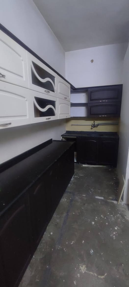 للبيع كاونتر خشب بالن بريس يحتاج الي صبغ من جوا عبارة عن سنغ ١,٥ وملحق ٢,٥ متر مع مرمر اسود على كامله ب١٨٠ الف للتواصل ***********
