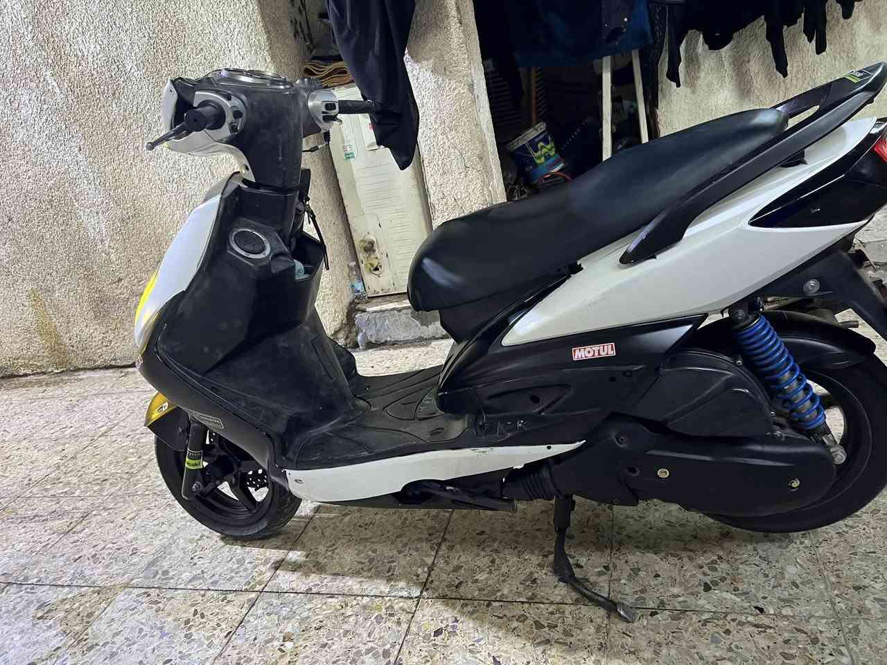 السلام عليكم للبيع دراجة سكنس
‏ ‏الدراجة حلوة ونظيفة وكلها بلادية ‏الظفير بلادية ‏والحمد لله أين نقص ما بيها ما عدا العداد فقط ما يشتغل اما الباقي كله شغال كفرات البلا كلها ختم واحد يعني تجي تشوفه بعينك وت تقتنع   المكان حي الجهاد الرقم  ***********   اخوتي رحمة على والديكم مو شر لا يتصل  ￼ السعر  ٥٥٠وبها مجال ￼￼
