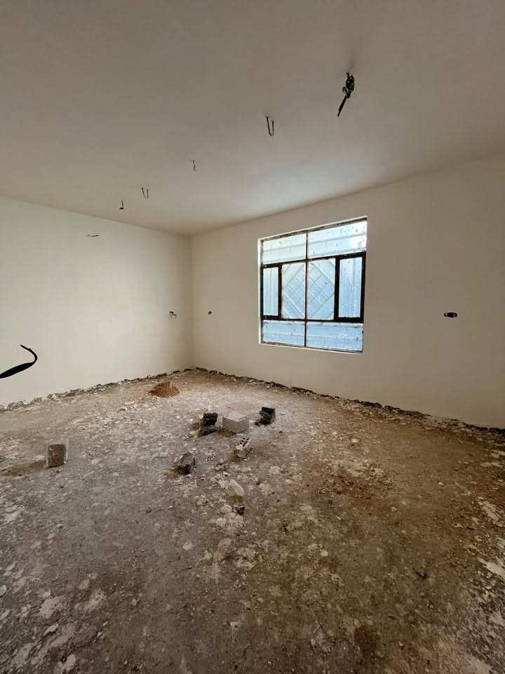🏡 للبيع بيت فرصة بسعر مناسب
📍 الموقع: بدعة أسود، مقابل سيد الأوصياء، الشارع المجاور لسكة القطار.
📐 المساحة: 180 متر مربع.
🚗 عرض الشارع: 6 متر.
مواصفات البيت:
غرفتان:
غرفة في الطابق الأرضي.
غرفة في السطح معزولة بالكامل بدرج خارجي، تحتوي على حمام وتواليت، وتصلح كسويت مستقل.
صالة.
مطبخ.
منور.
حمام داخلي.
حمام خارجي.
حالة البناء:
البيت مؤسس بالكامل من ناحية الماء والكهرباء.
ملبوخ سمنت وجص للسقوف
الصالة والغرفة الداخلية بيها بياض.
يحتاج فقط إلى إكمال التشطيبات النهائية، بسبب عدم توفر الإمكانية لدى صاحب البيت.
📄 نوع السند: طابو زراعي.
💰 السعر المطلوب: 100 مليون دينار عراقي، قابل للتفاوض بالمعقول.
للاستفسار ، يرجى التواصل على الخاص أو الاتصال.
***********
