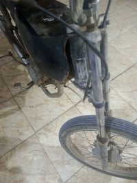 دراجه للبيع احمد شهاب بيهه بس ورقتين شغاله سعر 200 وبيهه مجال حك الجيه...