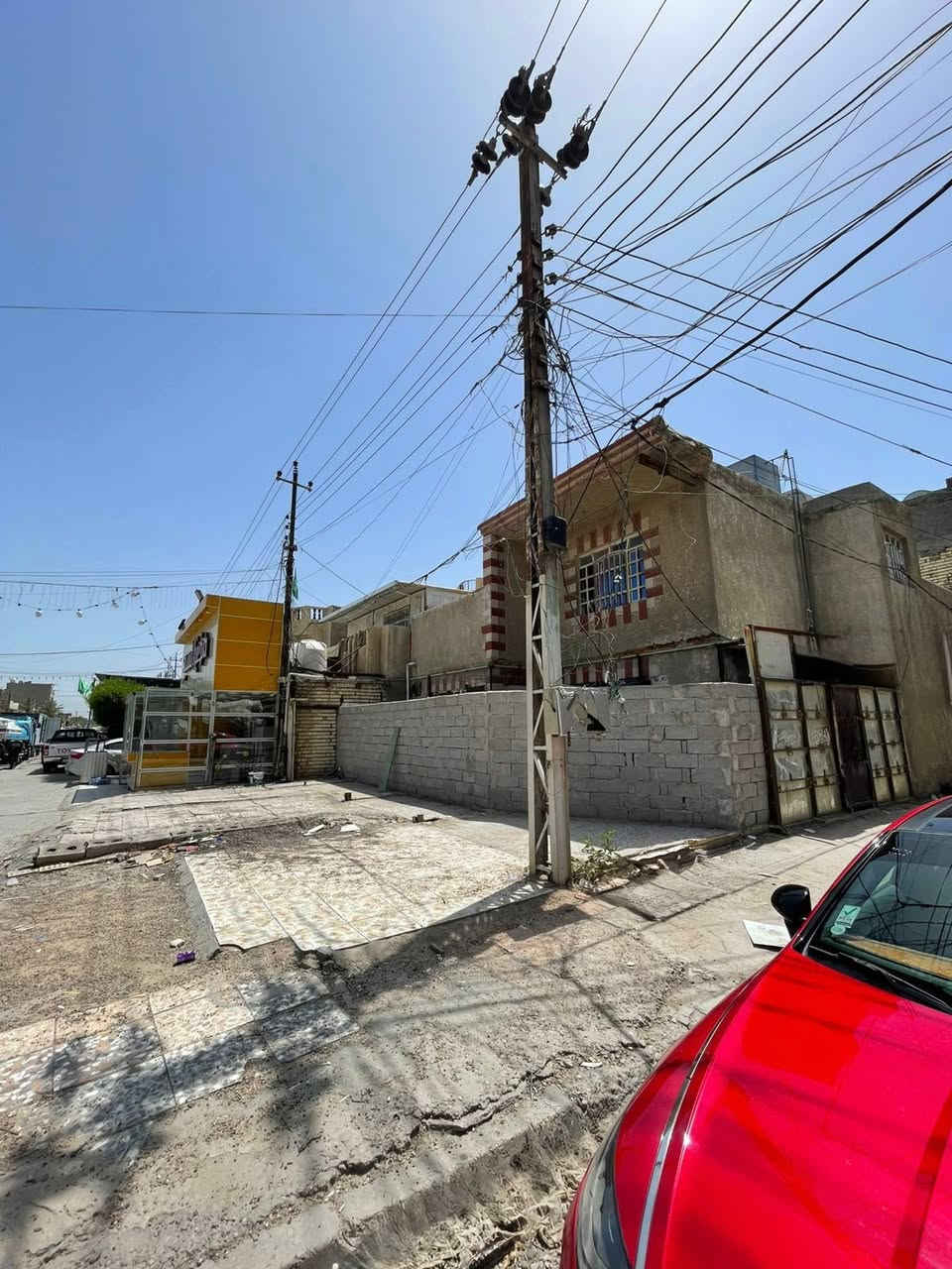 � بيت للبيع – فرصة استثمارية مميزة
📍 الموقع: الرافدين، قريب على شارع بيع مباشر (شارع عام – تجاري، ركن)
📐 المساحة: 150 متر مربع
📏 الواجهة: 10 
📏 النزال: 15 

✨ موقع مميز جدًا يصلح للاستثمار التجاري أو بناء محلات بسبب وقوعه على شارع رئيسي وركن.

📞 للاستفسار والتواصل (اتصال أو واتساب):
+964 790 168 7387


**إذا كنت صاحب هذا الإعلان وتريد حذفه لأي سبب، رجاءا أرسل رسالة إلى الدعم الفني**