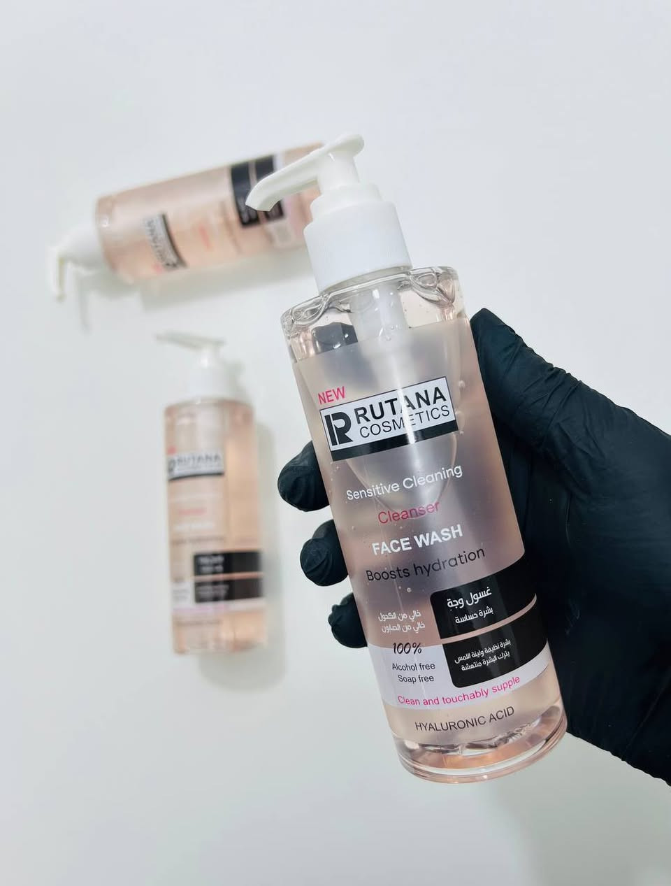 غسول وجه من "RUTANA COSMETICS".
الخصائص المشتركة: يعزز الترطيب، خالٍ 100% من الكحول والصابون، يترك البشرة نظيفة وناعمة ومنتعشة، يحتوي على حمض الهيالورونيك. 
الأنواع المتوفرة:
غسول للبشرة الدهنية (اللون الأخضر). 
غسول للبشرة الحساسة (اللون الوردي). 
غسول عميق المفعول (اللون الأزرق).
: جميع الأنواع تعزز الترطيب، خالية من الكحول والصابون بنسبة 100%، وتترك البشرة نظيفة وناعمة الملمس.

غسول روتانا الجل
لبشرة نظيفة ولينة الملمس
يترك البشرة منتعشة
يحتوي على الهاليرونك اسيد المرطب للبشرة
خالي من الكحول والصابون 
#بنات #اكسبلور #بغداد #ريلز #كومنت #اكسبلور_فولو #ديالى #للحجز_او_الاستفسار_مراسلتنا_دايركت📩

قطعة / ١٣
قطعتين / ٢٠
اذا منتج ثاني ويا عابر ل ١٠ يصير :
قطعة / ٨


**إذا كنت صاحب هذا الإعلان وتريد حذفه لأي سبب، رجاءا أرسل رسالة إلى الدعم الفني**