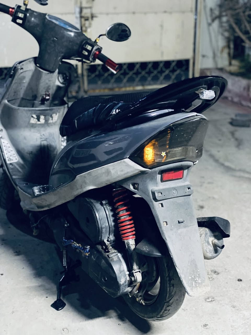 السلام عليكم (للبيع فقط)
ماكس قجمه 
الدراجه نضيفه 80‎%‎ 
بيها كفرات بالشمس تصير 7 الوان والاصليات موجودات 
نكره سلف هندر 
مزودة ببعض الكماليات 
صالصنه صجميه 
لايت زنون 3 مودات 
الدراجة بلاديه 
السعر 650 وبيها مجال حك الجيه 
العنوان بغداد الشعب خلف مكوى الخضراء 
للاستفسار *********** متواجد واتساب
