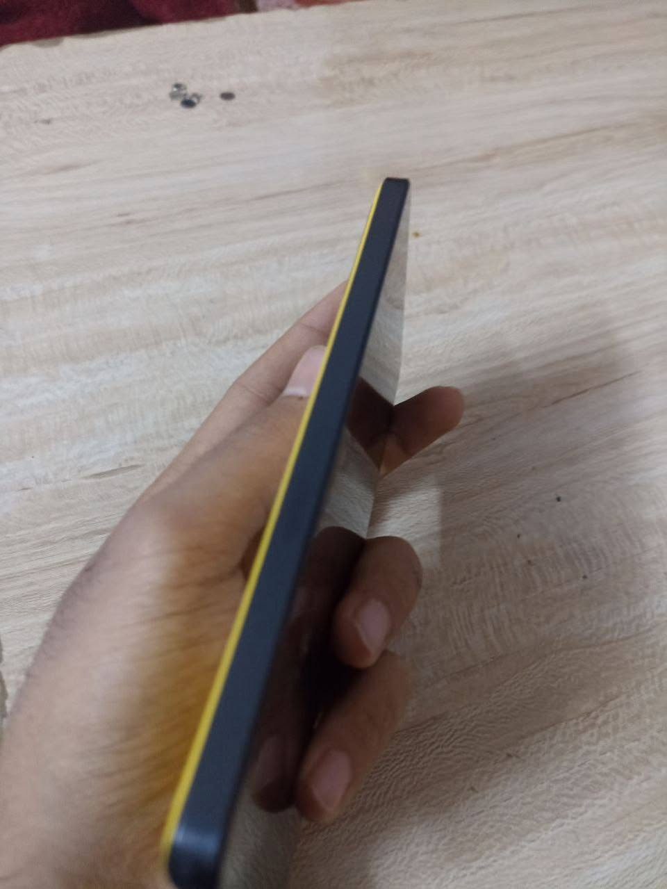 سلام عليكم جهاز POCO X6 PRO  مراوس بجهاز من سامسونج فئت S
POCO X6 Pro 5G (نسخة الـ 512 غيغابايت)
الجهاز غني عن التعريف، وحش بالألعاب والأداء، باللون الأصفر الملكي المميز (الظهر جلد فخم ومريح باليد).
⚙️ المواصفات الكاملة للجهاز:
الذاكرة التخزينية: 512 غيغابايت (مساحة عملاقة تكفي لكل ألعابك وتصويرك).
الرام (RAM): 12 غيغابايت (سلاسة تامة بالتنقل بين التطبيقات).
المعالج: MediaTek Dimensity 8300 Ultra (معالج قوي جداً وممتاز للألعاب الثقيلة مثل ببجي وغيرها على أعلى فريمات).
الشاشة: AMOLED بدقة CrystalRes (1.5K) بتردد 120Hz، تدعم مليار لون وألوانها جداً مشبعة وتفاعلية.
الكاميرا الأساسية: ثلاثية، الرئيسية بدقة 64 ميغابكسل وتدعم المثبت البصري OIS لمنع الاهتزاز أثناء التصوير وفيديوات بدقة 4K.
البطارية والشحن: 5000 مللي أمبير تدعم الشحن السريع جداً بقدرة 67 واط.
الشبكات: يدعم الجيل الخامس 5G.

⚠️ ملاحظة عن حالة الجهاز الحالية:
الشاشة الخارجية: تحتوي على كسر (فطر) واضح بالجهة السفلية (مثل ما موضح بالصور)، لكن اللمس والشاشة الداخلية شغالين بشكل طبيعي.
باقي أجزاء الجهاز: الظهر الجلد، الفريم، الكاميرات، والنظام كلها بحالة ممتازة وبدون أي مشاكل ثانية


**إذا كنت صاحب هذا الإعلان وتريد حذفه لأي سبب، رجاءا أرسل رسالة إلى الدعم الفني**