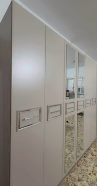 غرفة نوم فخمة باللون البيج والكريمي ٨ قطع ضخمة الصندوق مال جرباية نظام...