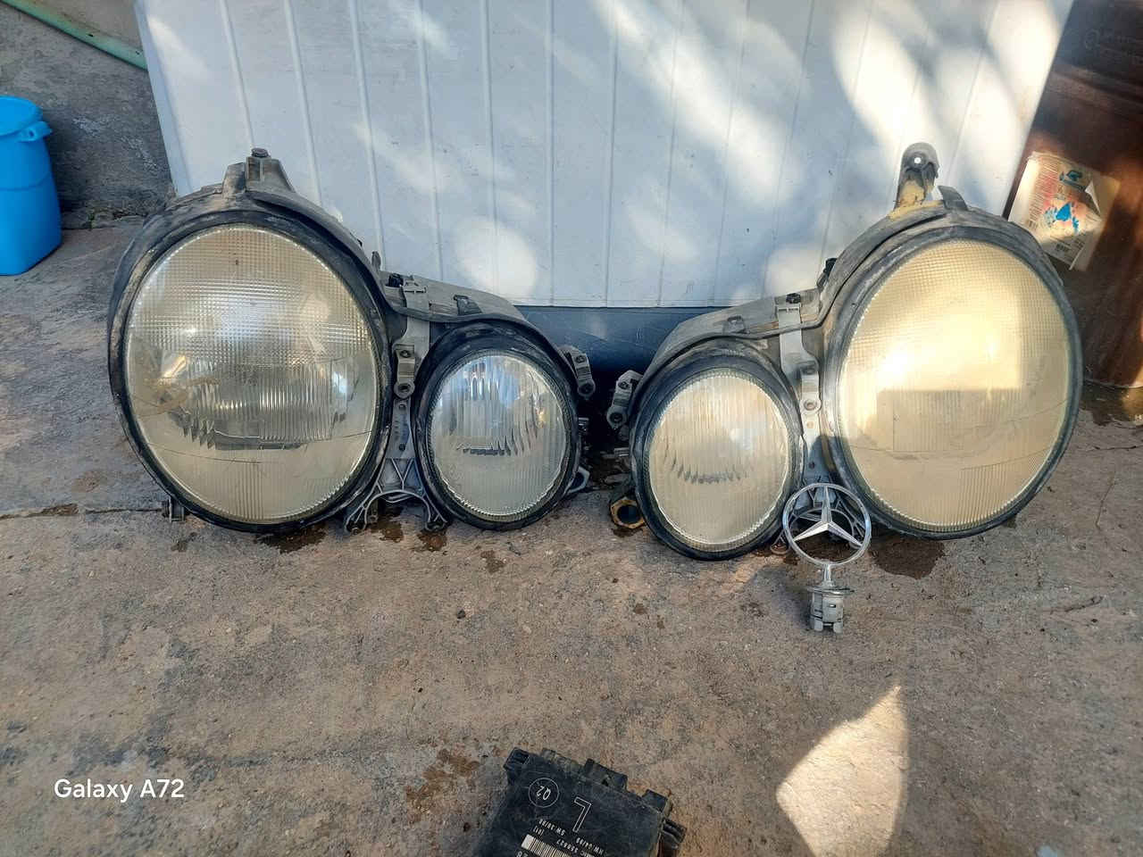 السلام عليكم غراض مارسيدس ام عيون موديل ٢٠٠٠
مازدا يمين معى يسار الجها اليمنه نضيفه كلش اي كسر مابيها والجهال اليسرى نظافتها اقل وبيها كسر بقاعدت التثبيت موضحه بصوره  تحكم  كهربائيات  وزنون بلادي غير شغال السعر ١٢٥ الف وبيهن مجال 
علامه اصليه فتح من بعيد كصه السعر ١٥الف 
ماطورات جام عدد ٣ خلفيات بلاش للطبيبن 
كارت تحكم كشن السايق شغال السعر ١٥ الف 
***********
