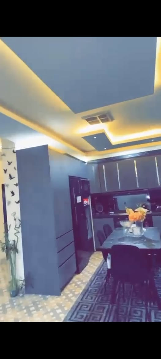 للإستفسار واتساب***********
شقة ارضية 
/مساحة130متر/2غرف/ استقبال / صالة / صحيات عدد 2/مخزن خارجي/ طابق ارضي
/واجهة شروق/كاونتر bdf تفصال/
/ 2حديقة/كراج كبير /غرف بتصاميم عالية سقف جبسون برود مغربي/انارة مخفية + براكيتات/ نظام دكتات
/أربيل/خلف هيران ستي/عمارات سربلند//عمارة 2/
السعر  50000$ الف دولار يعني (5) خمس شداد وبي مجال بسيط أربيل, العراق
