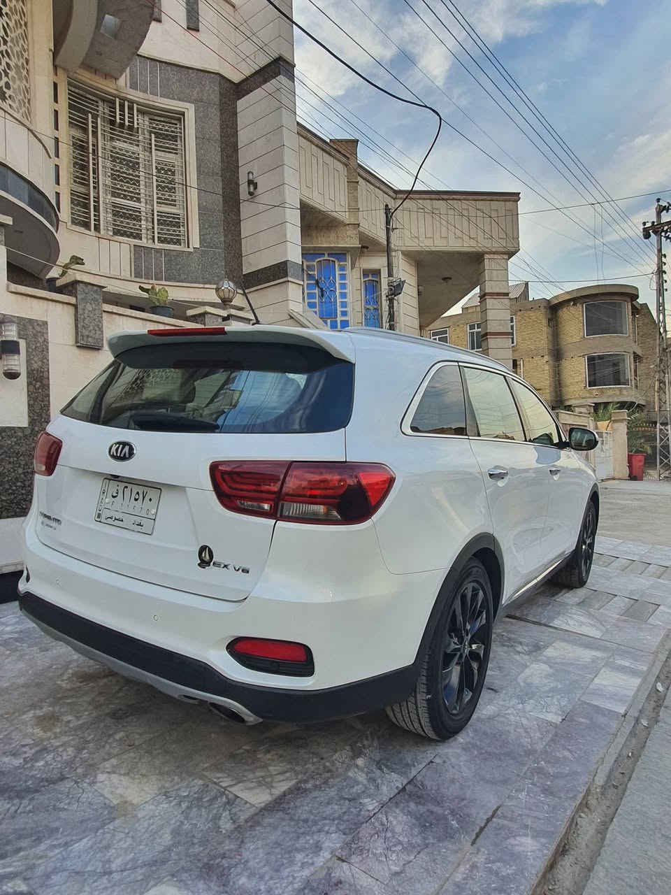 بسم الله الرحمن الرحيم
السلام عليكم
🛑للبيع كيا سورينتو 2020 EX بلاك اديشن،
**السيارة كلين تايتل** 
——السيارة فول مواصفات ———
بانوراما + ثلاث قطع تبريد + دواخل ابيض + بصمة + كيشنات تدفئة + صندوق ذكي+حساسات ، وباقي مواصفات الEX معروفه ،
اربع أنظمة قيادة السيارة ، 6 سلندر محرك 3.3L
السيارة مكفولة من الشاصي والمحرك والايرباك ايضاً ، ضررها بامريكا فقط دعاميات امامية وخلفية ومثل ما موضحه عندكم بالصورة ،
السيارة ماشيه  41000mi حقيقي  , سيارة جديدة كلش ونظيفة
السعر : 245$
مكان السيارة بغداد -بلديات
الرقم للاستفسار: *********** , حسام المياحي
