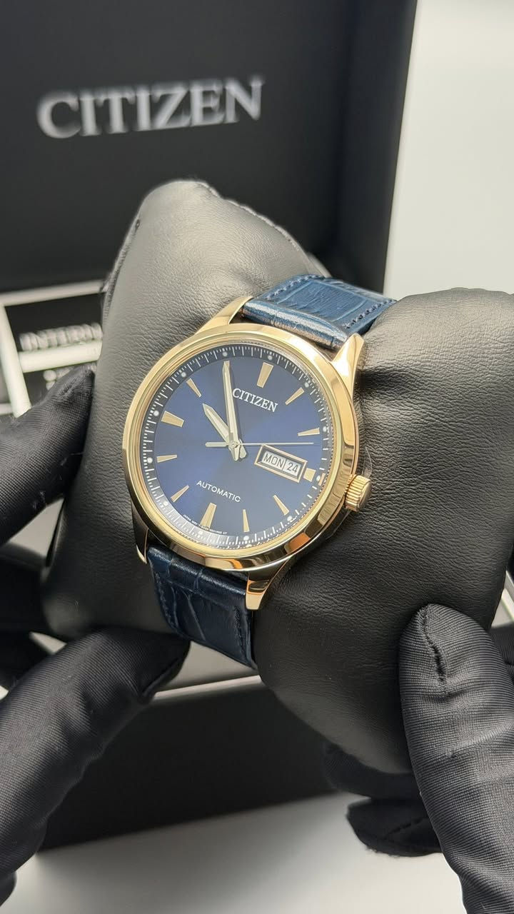 ساعة CITIZEN Automatic الأصلية
تصميم كلاسيكي فاخر يجمع بين البساطة والأناقة، مع تفاصيل ذهبية وسير جلد بلون كحلي يمنحها حضور راقي ومميز.

المواصفات:

* مكينة أوتوماتيك أصلية Automatic
* هيكل مطلي باللون الذهبي الفاخر
* واجهة كحلية أنيقة بتصميم كلاسيكي
* عرض اليوم والتاريخ
* سير جلد فاخر بنقشة راقية
* زجاج مقاوم للخدش
* صناعة عالية الجودة مع أداء عملي يومي
* أصلية وكالة مع إمكانية الفحص والاختبار

السعر: 500,000 دينار عراقي

للتواصل والاستفسار واتساب:
***********
