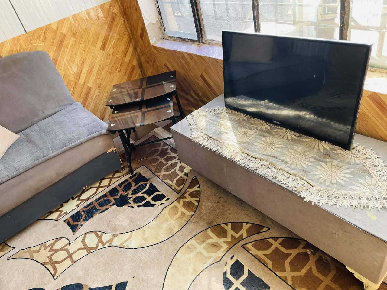 السلام عليكم ديوان  للبيع 9 مقاعد مع ميز المكان البحياة سعر 175 الاتصال ***********
