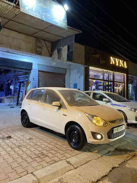 ئەم بەرخە بۆ فرۆشتن ۲٠۱٥ سەیارەکە دوەم دەسە لە ۲٠۱٥وە زۆر لۆک ماوەتەوە لە رەسمەکان جوانترە نیو چەمەلەخی بۆیاخە بێ ناوگرتن نوکە دەرزی بە شەرت بەڵام من بە چەمەلخێک ئەیفرۆشم سەیارەکە هی ژێر خۆمە و دینار مەسرەفی نیە  سەقفی چاڵ و شەپۆل. تەرزەی نیە شوشەییە سەنەوی تا ۲٠۲۹ تازەیە تەحویل و هەمو شتێک بە شەرت گێرو مەکینەی تەپەی گێڕ بە شەرت مەکینەی بۆ واتەر پەمپ کراوەتەوە بە شەرتی بێ عەیبی تەبرید ساردو گەرم هەمو گیانی بە شەرتی ۱٥٠ فیتەر سعرکەشی ۹٠ گەڵا و معامەلەیەکی کەمی برایانەی تیایە 
 ژ.ت : *********** واتس ئەپ و ڤایبەریشی لەسەرە
