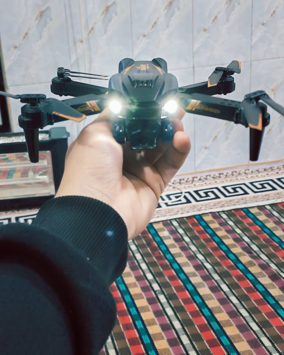 طيارة درون للبيع والله الطيارة كلش نضيفة ما مستعملة هواي  بيهة كامرة و اضوية و بطارية واحدة و معها 4ريش احتياط و درنفيس خاص و رام و شاحنات  والله الطيارة مشتريهة ب50  وة أريد ابيعهة  إب 50  أو بيهة مجال قليل للاستفسار الاتصال ***********
