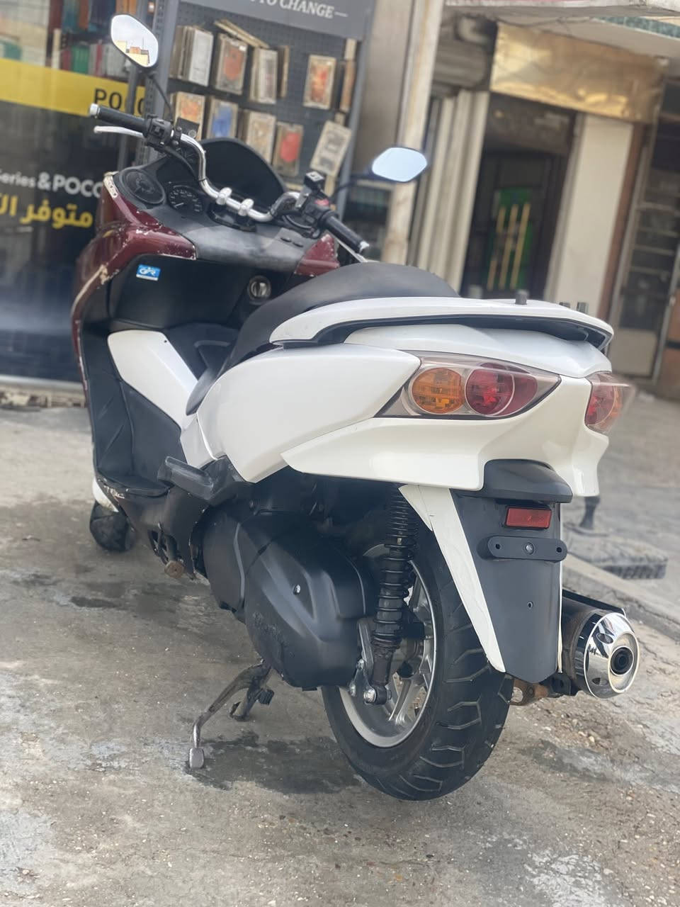 السلام عليكم فورزا0/10 للبيع عميه بلاد دراجه مكفوله مكينه وكهربائيات كلها شغاله نضيفه كلش بس الله يجفيكم الشر انضربت بلكفر الامامي غيره كلشي مابيها بعد ومكفوله من كلشي شلعه ومعدل تخبل وادامه كامله وقبل سبوعين بدلت زوج تايرات بانزين محسن دهن امزويل عنواني بغداد سعر1250 وبيها مجال حك الجيه ***********
