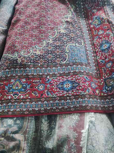 فە رشی ئێرانی سوره کانمان  لایه شتی  زۆر   جوانوو   تازه 8دانە  یه   دوو دوو له یە کن    قیاسیان  3به4  ئه توانی  بۆ ژورێکی 4به6 به کاری بێنی  وو   3به5ی   تیایه   له که لار  کۆنە  ***********
