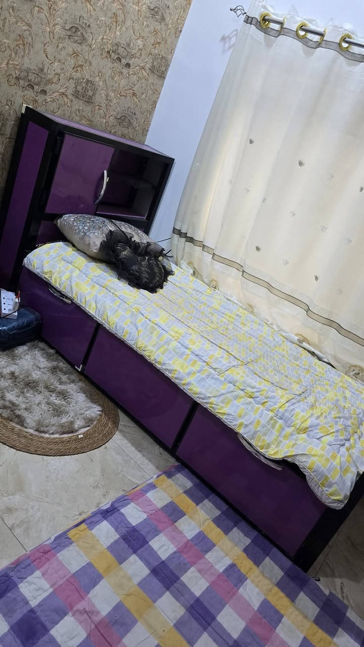 جرباية ألمنيوم مع قاعدة خشب
نظافتها مثل ما واضح بالصور مع مساحة تخزين بالاسفل وبوابات تنفتح وتنسد كذلك بالاعلى تحتوي رفوف تخزين مع بوابة .
السعر ١٥٠ وبيها مجال بسيط 
للاستفسار واتساب *********** 
تحياتي❤️
