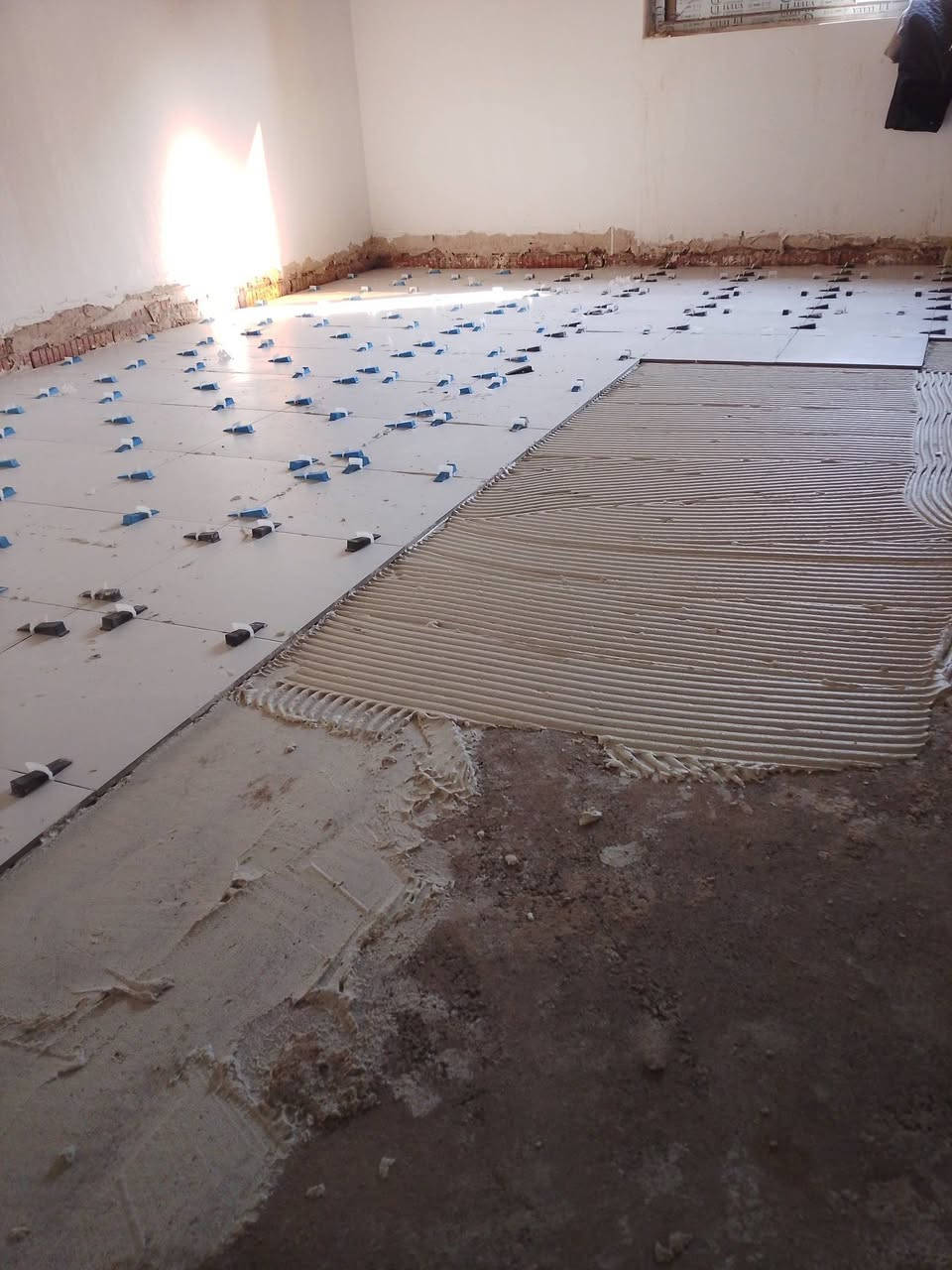 السلام عليكم خلفه سيراميك ارضيات متفرغ***********
