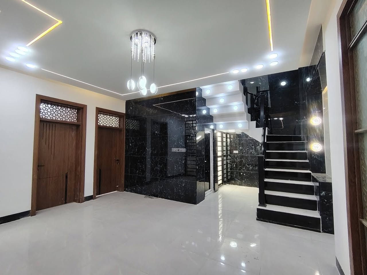 دار للبيع 150م🏕️ (مكتب الخليج للعقار عمود327)
*********** وتساب #مكتب_ألخليج_للعقار 
✅ مشمول بقرار التطويب 
 🏡بيت بمساحه 150متر طابقين 🏢
         🧱شغل مال جناي درجه ولى 🏗️
موقع /نجف 🏡
شارع الحولي مال المطار عمود327مكتب ألخليج للعقار 

البناء 🏡 👌نضام وشغل مهندس 👷
غرف عدد4 /صاله عدد 2/مطبخ / ستقبال/ صحيات/
بناء مرتب/ اساس + سقف صب كونكريت + طابوك🧱

ألخدمات 🏡 #بعد_عن_سوق_100م
ماء/كهرباء/مدارس/سوق/تبليط/لحد الباب
