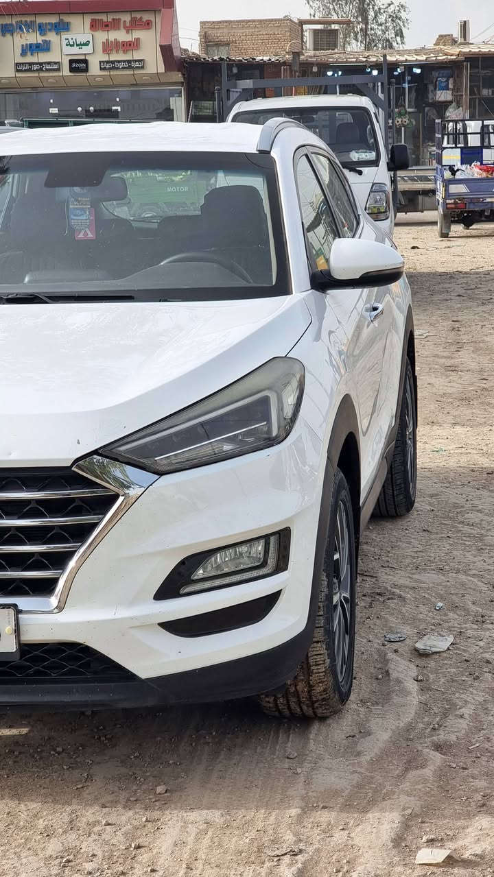 الــسـلام علــيكـم تـوسـان خليجي شركة القاصد 
السيارة ماشاء الله على وضع الشركة مكفولة كفاله عامة من الضرر و الزلع السياره رقم بغداد دولي الجديد
الموديل / 2019 
اللون/ أبيض
ماشية / 90 الف قابل للزيادة
المواصفات فول 1 / 1 عده البنوراما 
المحرك / 2000 دوش المرغوب 
بصمه تشغيل 
بصمة ابواب 
الداخل / لون اسود وبيجي 
كشنات جلد كهرباء
كاميرا / اماميه وخلفيه 
قطعتين تبريد / امامي وخلفي 
اضواء السياره / LED مع عدسات 
حساسات خلفية
5 / ويل كب 
أنظمة قيادة ذاتيه 
صدر امامي وخلفي جدد
إشارة بالمرآة و المري شفط 
وكثير من المواصفات التي لم تُذكر 
السيار نظيفه جداً و مكفوله كفالة عامه 
السعر / 195 ورقه وبيها مجال
 غير متواجد على الفيسبوك اتصل على الارقام التاليه رقم الهاتف/ *********** 
***********
علماً السيارة بأسمنا و تحويل مباشر 
مكان السيارة / بابل
