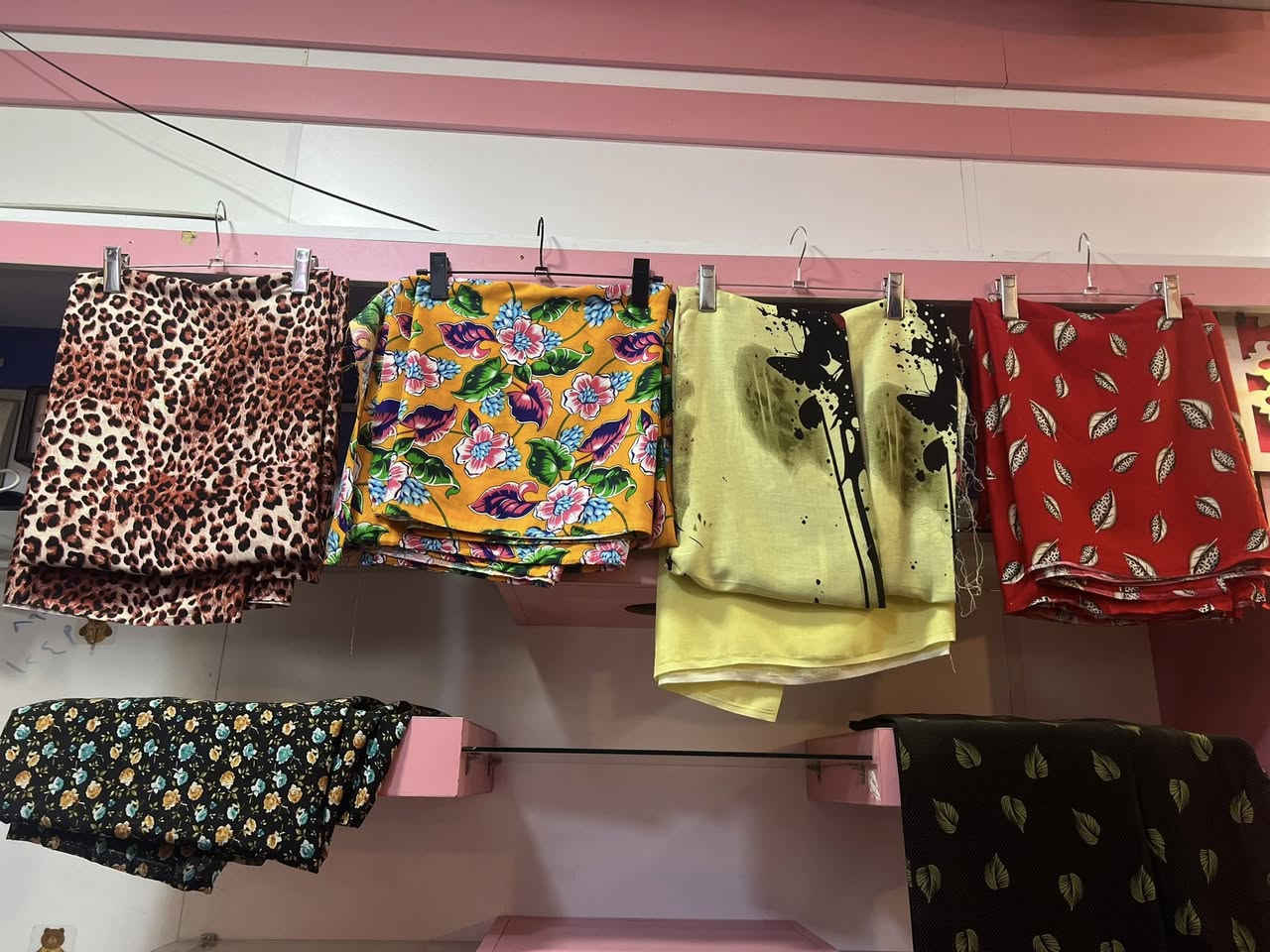 تتوفر لدينا كشامير صادة +مشجرة +فراشات جاهزة مع كوشات رمضانية مع فرشة منضدية نورونة بجيتكم عنوان بغداد (حي حسين سوك العصري اقمشة المصطفى لاستفتسار ***********
