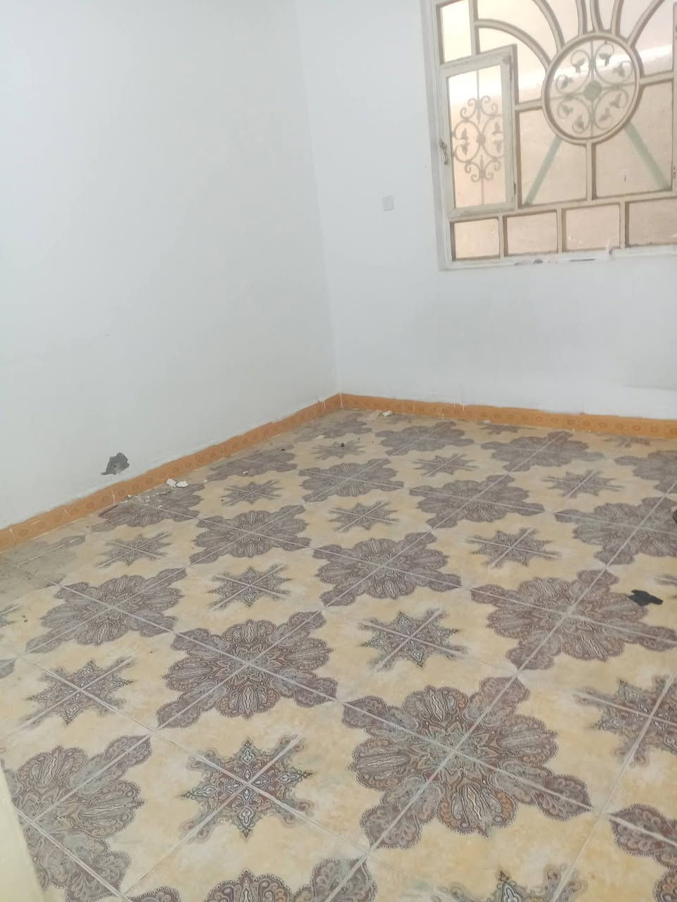 السلام عليكم
الدار للايجار 
الموقع  ام الخيل  الثالث 
 طابو  
 المساحه ٢٠٠ م
 تفاصيل البيت   طابقين
٣ غرف نوم  
. ٢ صاله 
استقبال 
مطبخ  
مجاميع صحيه داخليه وخارجيه بالطابق الثاني سطح
كراج
للأستفسار الاتصال عل أرقام التاليه ***********
***********
***********
