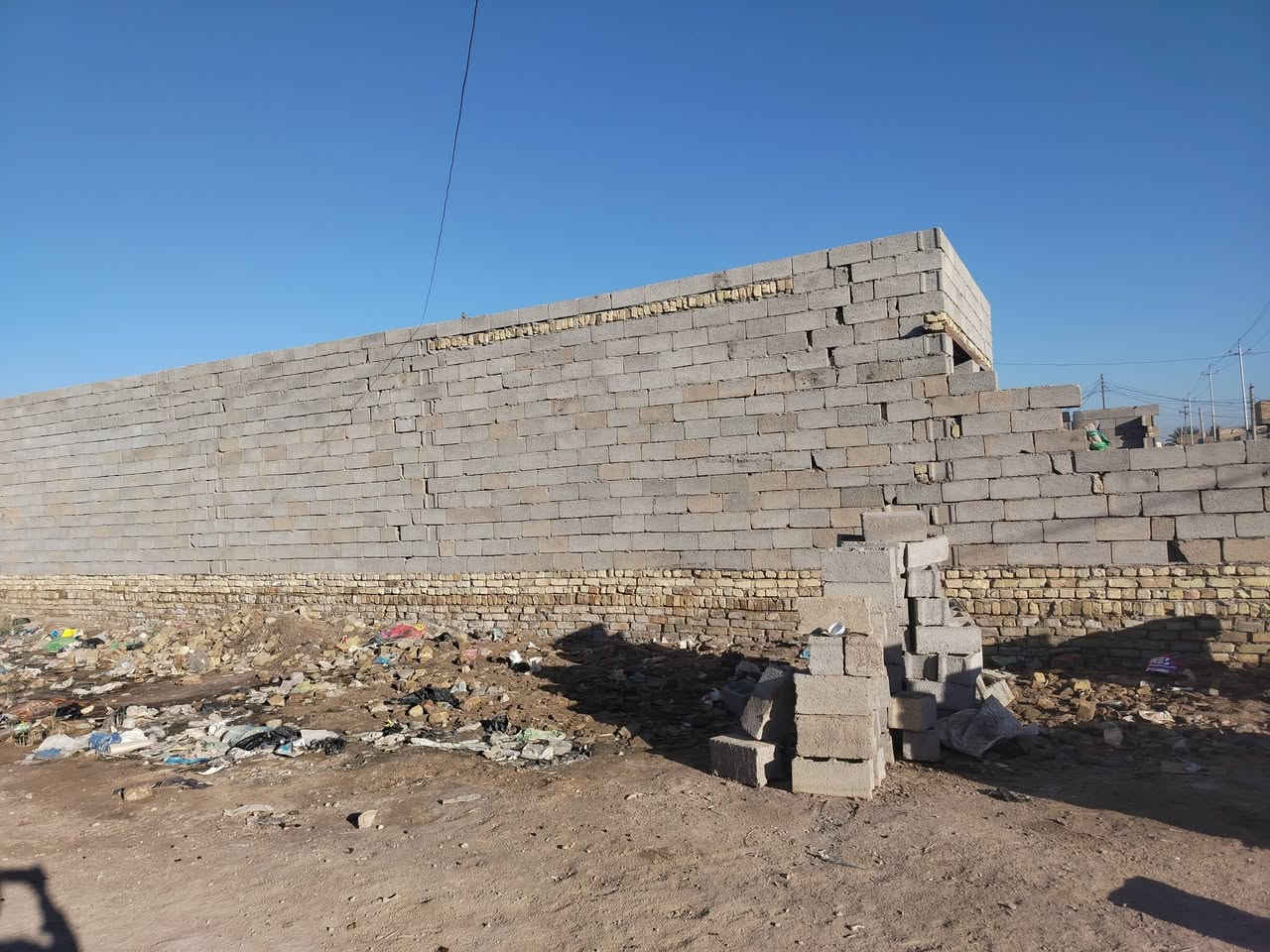 سلام عليكم بيت  البيع مكانه بحي العدس يم ابو حنان مساحه 200يتكون من قرفتين وصاله ومطبخ وديوانيه تغريب وياه 1000بلوكه 29شيلمانه بس الواجها بعدها سعره تصال على الرقم ***********خاص ماجوب مستعجل على بيعه
