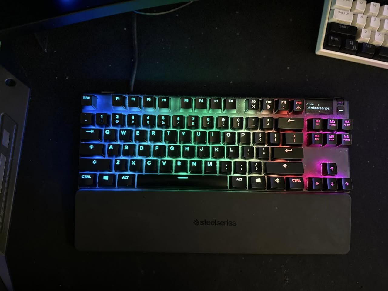 SETUPE KAMLL
🗂️ سێتەپی کامل 
⚠️ هیچ پارچەیکی کۆمپوتەرەکە بە تەنیا نەفرۆشم
✅ یەک دەستە 
📦 کارتۆنی کارد شاشە + ستاندی مۆنیتەر + مۆنیتەر + ئوپیێس + هێدسێت + کیبۆردی ماور
❌ هیج خەلەلێکی نیە و زەمانی هەیە 

کەیس 700$ ئەگەر تەنها کەیسەکە بکڕی هەمووی بەیەکەوە زۆر هەرزانتر ئەکەوێ
CPU: AMD Ryzen 5 5600G + RG
RAM: 16GB T-FORCE Delta 3200mhz
STORAGE: 512GB SSD
GPU: 3070 GAME-ROCK CRYSTAL EDITION
MOTHERBOARD: Gigabyte Technology 
COOLER: Cooler Master 1xFan

مۆنیتەر 250$
AOC 27G2G8 280Hz 0.5ms AMD FREE-SYNC FHD 230$
MONITOR STAND FULL METAL 1 YEAR WARRANTY 20$

کورسی و مێز 135$
GAMING DESK RGB 120CM 65$
GAMING CHAIR MODEL MESH ARI GAMING 70$

ئیوپیس 70$
KSTAR 2000W 35دەقە 

کیبۆرد و هتد… 310$
KEYBOARD STEEL SERIES APEX PRO TKL 100$
KEYBOARD ANNE PRO 2 35$
MOUSE ATTACK SHARK X11 20$
MOUSE LOGITECH G 402 10$
WEBCAM LOGITECH 1920x1080 60Fps 35$
WEBCAM FULL HD 10$
MIC YAMAHA + STAND 25$
MOUSE PAD GLORIOUS XXL  45$
HEADSET HYPER X CLOUD ALPHA S 30$

 نرخی دەستی یەکی بە لۆکی: 2150$

ئێستا:
کۆی گشتی: 1465$

هەمووی بەیەکەوە: 1275$
واتا 190$ داشکاندن


**إذا كنت صاحب هذا الإعلان وتريد حذفه لأي سبب، رجاءا أرسل رسالة إلى الدعم الفني**