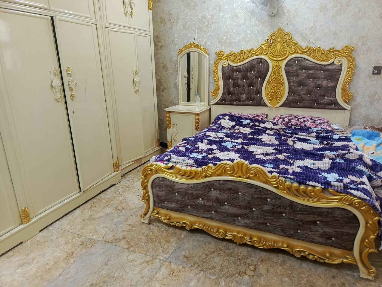 ثلاث غرف اخشاب عراقية مستعملة للبيع
الغرفة الأولى كبيرة
والغرفتين الباقيات مال اطفال
كل غرفة بيها كنتور وچربايتين وملحقات 
مثل ما موضح بالصوره 
التواصل على الواتساب او اتصال: ***********
