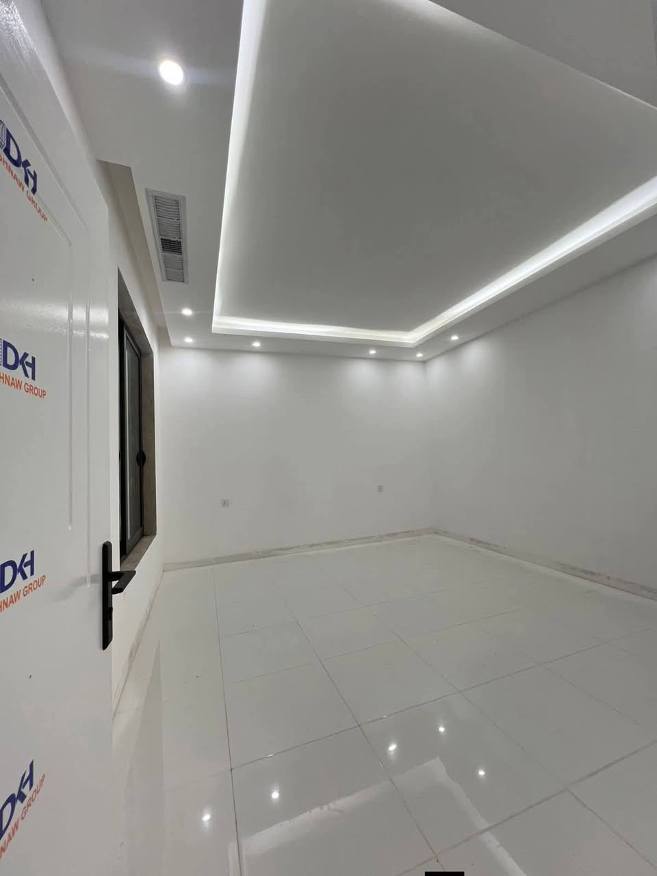 بيت للبيع في أربيل مجمع #لاوان_ستي 
المساحة :- 200م - مقابل #حديقة   
يتكون من :-
4 غرف نوم | استقبال | هول | مطبخ حار وبارد  | مجموعة سحيات 
السعر باقي الصور في تلگرام https://t.me/Omrin455
***********

***********
