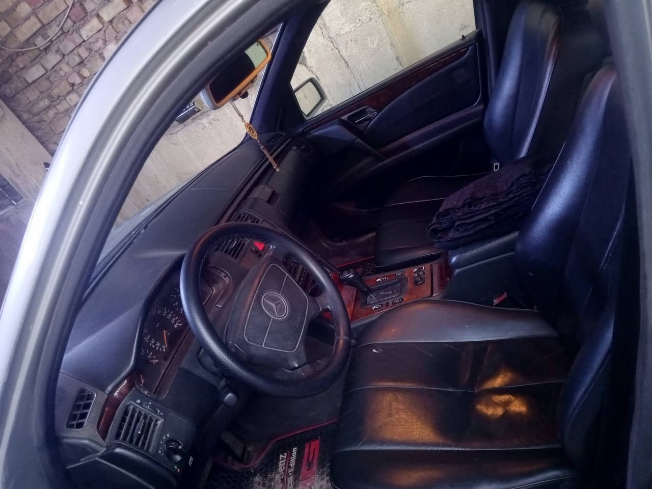 اسلام عليكم سياره مرسيدس موديل 1995للبيع سياره ما ناقصها شي كلش نضيفه تبريد شغال مكينتها تخبل لا تبخر ولا تنقيص السعر وباقي التفاصيل اتصل وتساب هذا رقم*********** متواجد بس وتساب واتصل بكان سياره كوت...... رقم السياره بغداد 11
