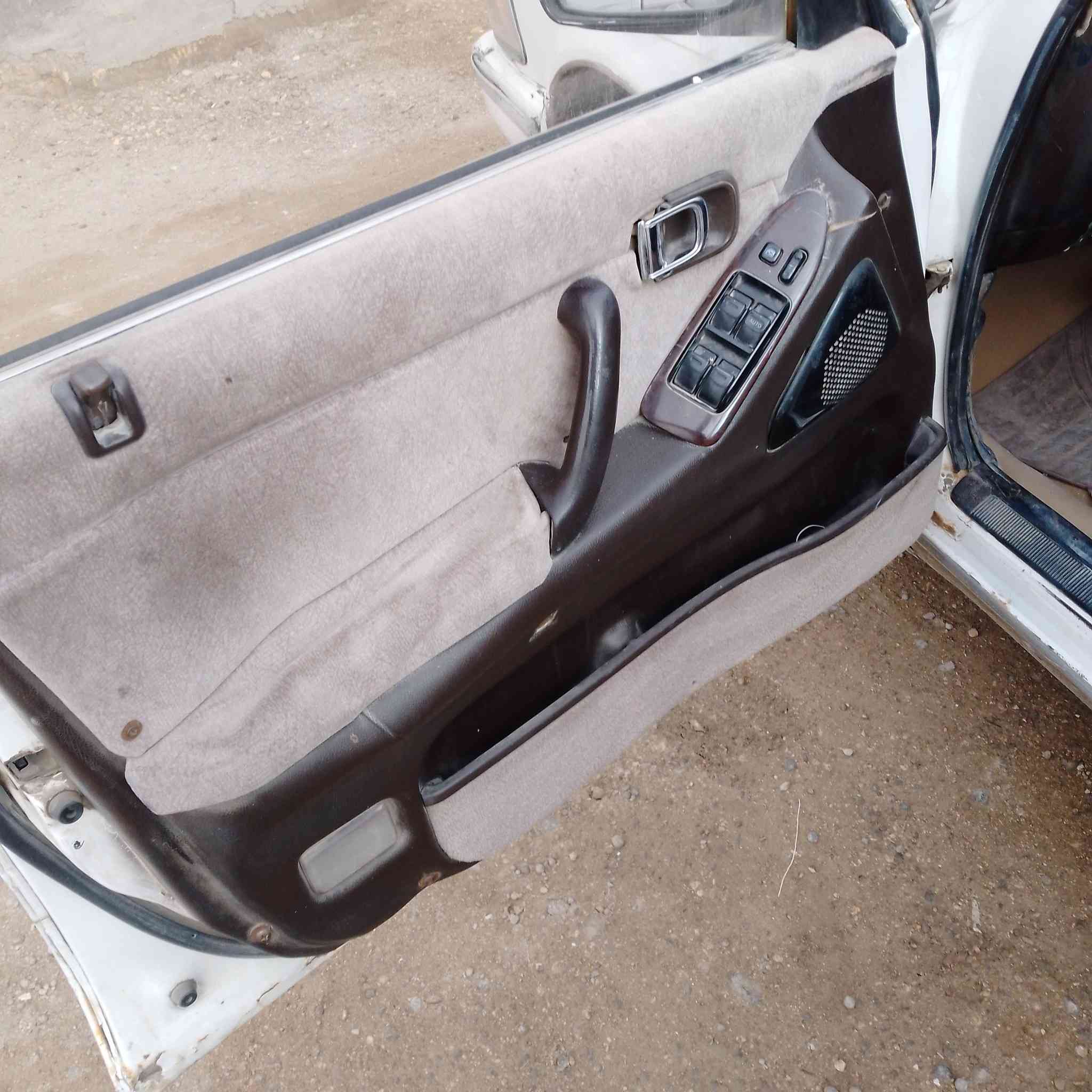 السلام عليكم للبيع سيدان مديل 91رقم الهاتف ***********
