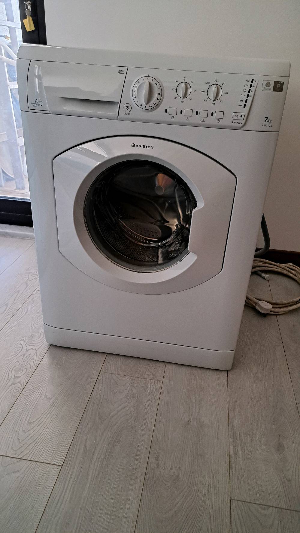 غسالة ملابس نظيفة جدا للبيع نوع Ariston إيطالية الصنع ووزن ٧ كيلو غرام