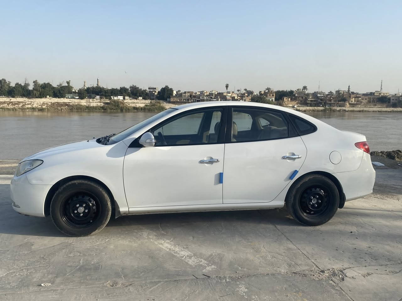 سلام عليكم 
الانتره 2010 خليجي 
-اشاير بلمري 
-4ديسك 
-محرك 1600 
-رقم انكليزي  تحويل ثاني يوم 
-ويل المرغوب 
سياره قطعه وحده بنيد 
صور سونار مرفق بلمنشور  
كلشي اكو بلسوك 
سياره نظيفه ومناقصه شي 
السعر 117 وبيه مجال 
-مكاني بغداد الكاظميه
***********
