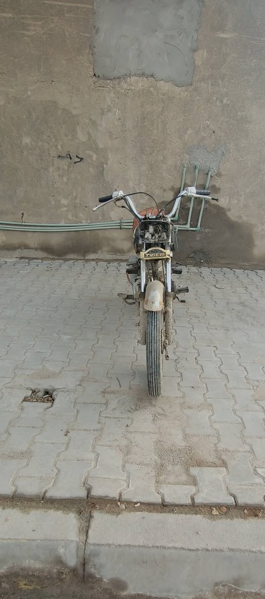 السلام عليكم دراجه تايجر للبيع موديل 21 الدراجه قايمه مكناتها واللي يريد هو جفتها ابيع لك بالشاصي واوراق والاوراق باسمي السعر 150 وبيها مجال للشراي عنوان كربلاء حي العامل*********** اللي يريد يراسلني على واتساب هذا رقمي
