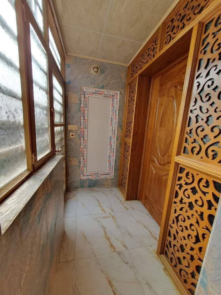 بيت للبيع ركن مساحه ٢٠٠متر بناء طابوق طابق ونص عنوان كربلاء مجمع سيد اسماعيل (القاطع الاول)يبعد عن الامام الحسين 5كم يتكون البيت من ٣غرف نوم استقبال صاله مجموعه صحيات كراج سياره حديقه+شلال داخل الطارمه للاستفسار تصال ع رقم ***********
