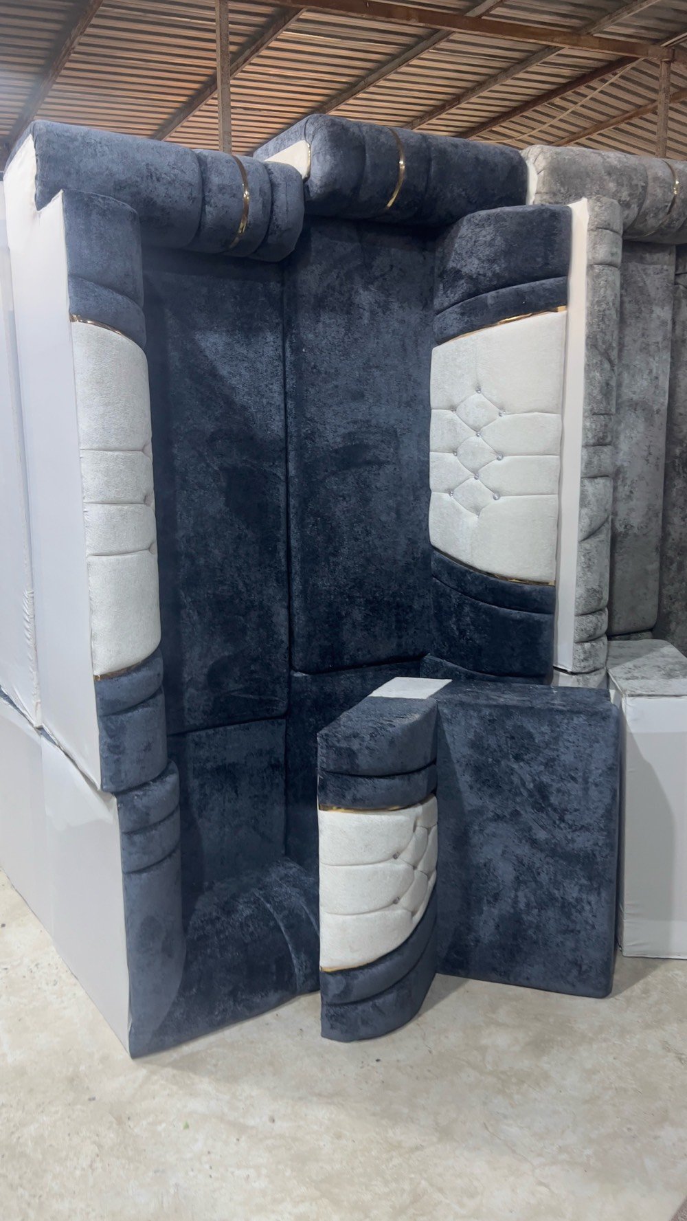 ديوان 10 متر 16 مقعد جديد جميع الأقمشة درجة اولى للحجز وتساب يوجد توصيل 