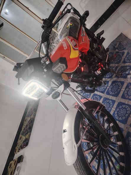 سلام عليكم 
لبيع سيفان موديل 2025 دراجه جديده اي نقص مابيهه بيه سويجين وبصمتين واوراق مال معرض  

كهربائي شغاله كلهه السعر 875 وبيه مجال  

مكان ديالى  

الرقم ***********
